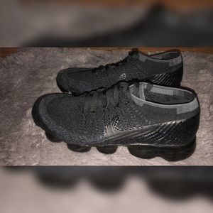 Triple black vapor max